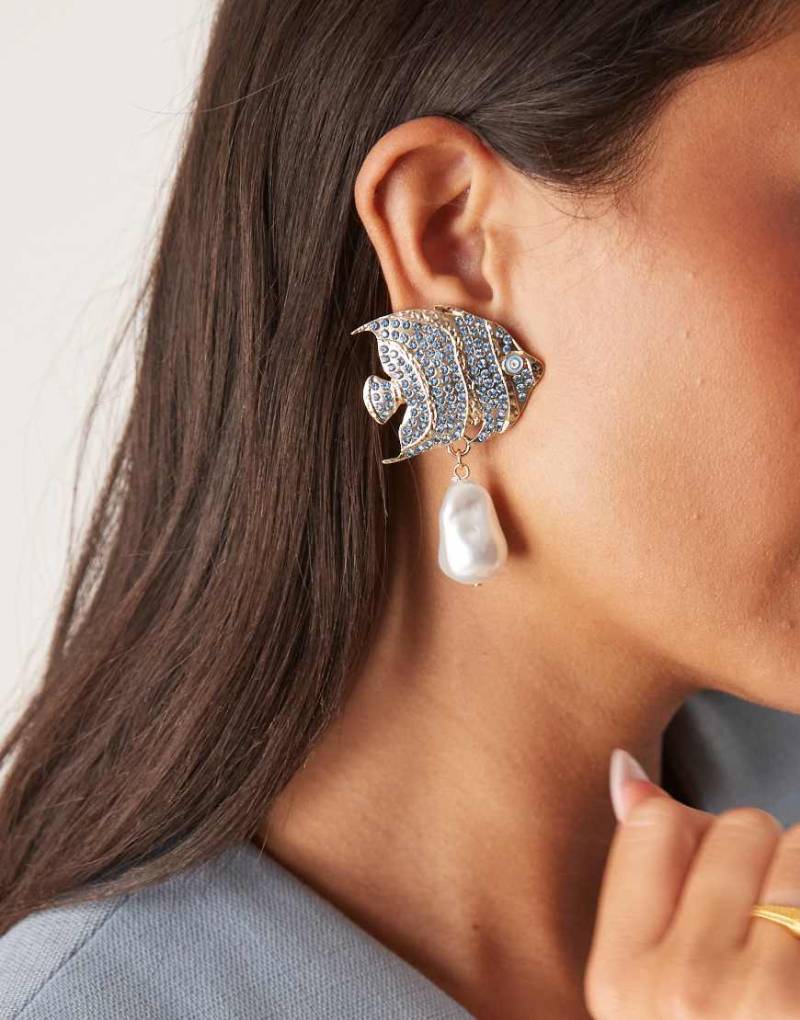 ASOS DESIGN - Limited Edition - Fisch-Ohrstecker in Goldoptik mit Schmucksteinbesatz und Kunstperlenanhänger-Blau von ASOS DESIGN