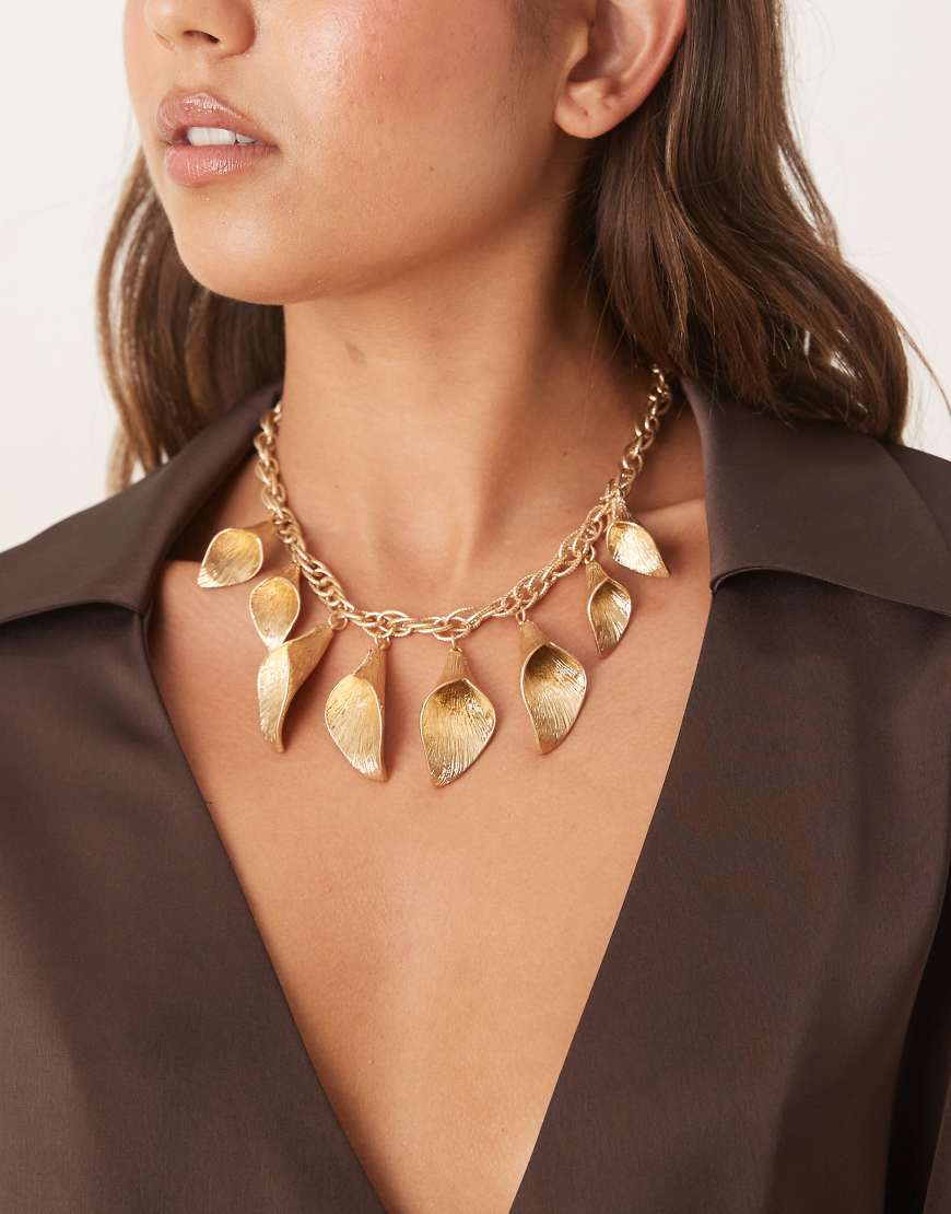 ASOS DESIGN - Limited Edition - Goldfarbene, kurze Halskette mit Anhängern in Blütenblätterform ASOS DESIGN - Limited Edition - Goldfarbene, kurze Halskette mit Anhängern in Blütenblätterform von ASOS DESIGN