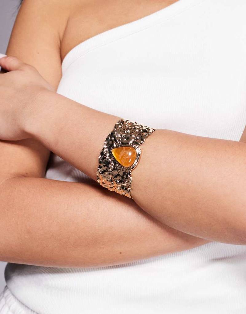 ASOS DESIGN - Limited Edition - Goldfarbenes Manschetten-Armband in geschmolzener Optik mit abstrakter Textur von ASOS DESIGN