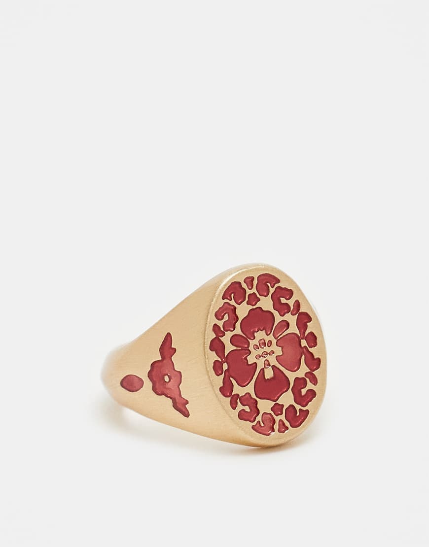 ASOS DESIGN - Gravierter Ring in Gold mit Emaille in Hibiskus-Design-Goldfarben von ASOS DESIGN
