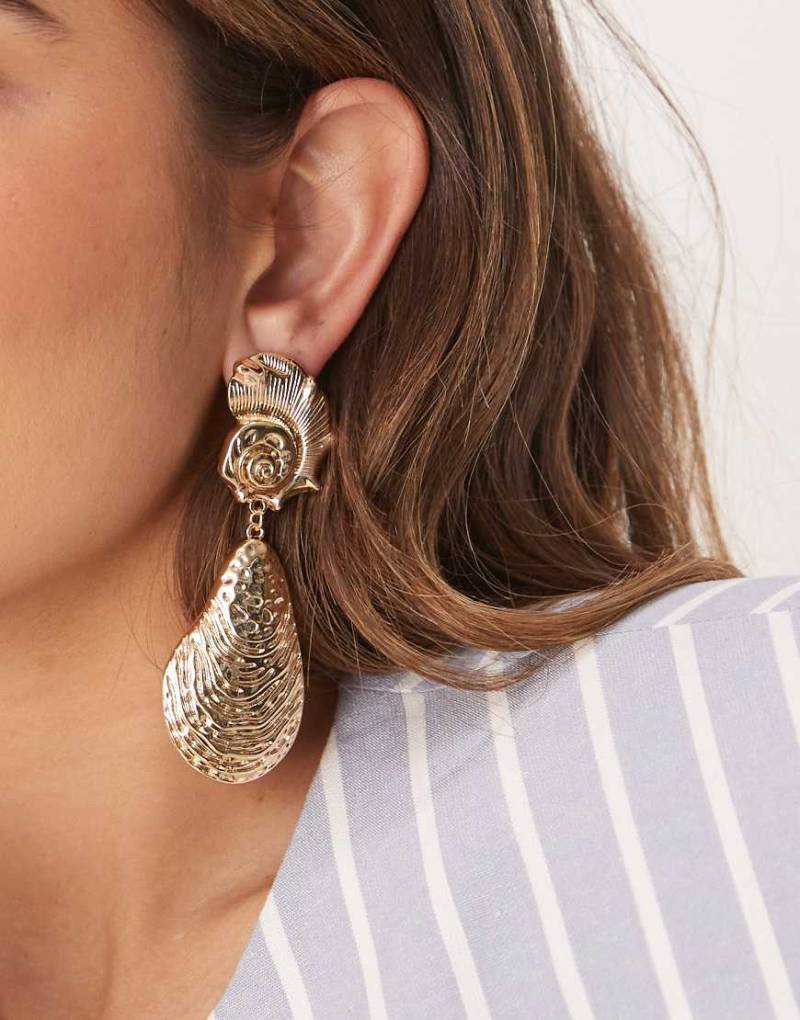 ASOS DESIGN - Limited Edition - Große Ohrstecker in Gold mit Muschelanhänger-Goldfarben von ASOS DESIGN