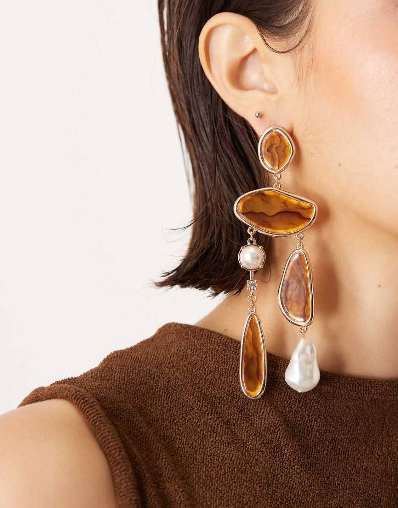 ASOS DESIGN - Limited Edition - Große Ohrstecker mit Halbedelsteinanhängern und Kunstperlen-Orange von ASOS DESIGN