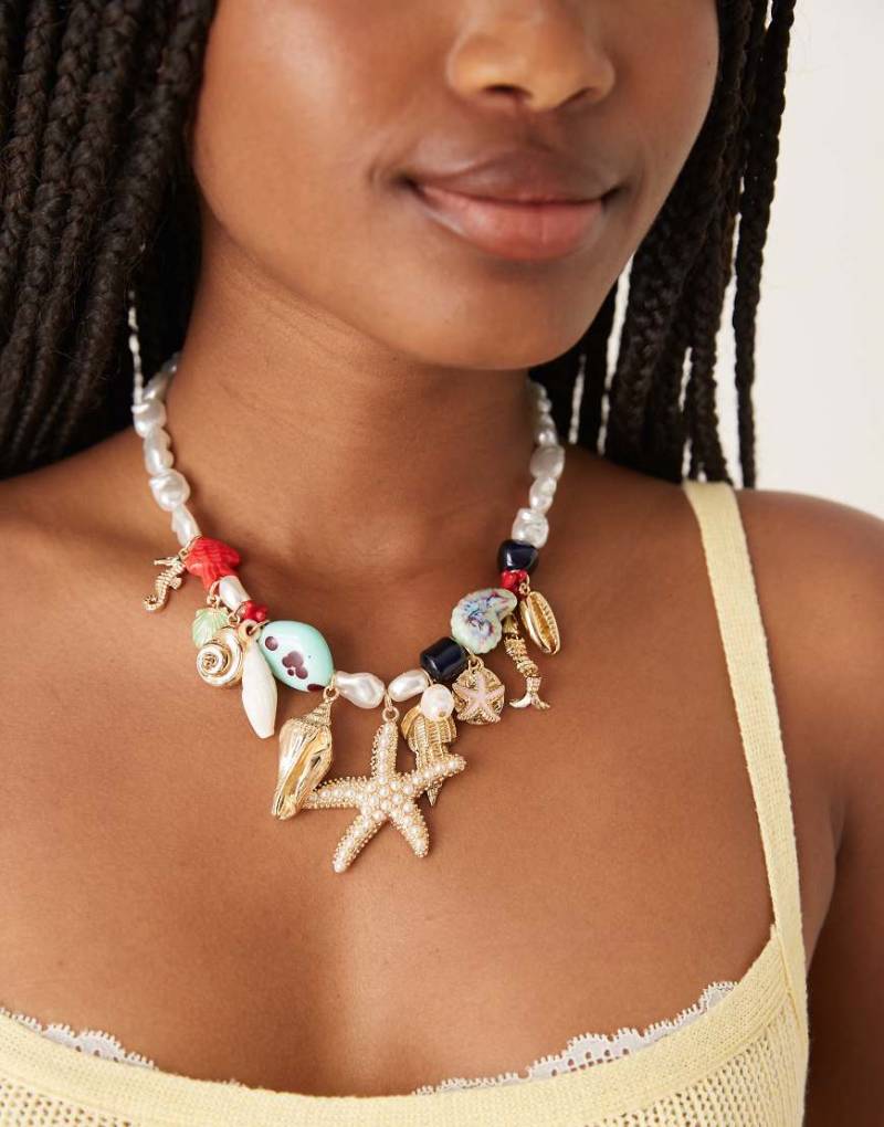 ASOS DESIGN - Limited Edition - Halskette aus Kunstperlen mit großen Meereslebewesen-Anhängern-Bunt von ASOS DESIGN