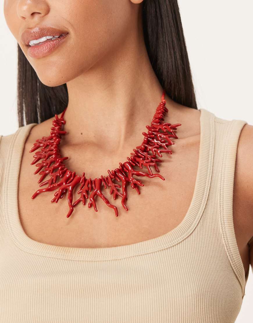 ASOS DESIGN - Limited Edition - Kurze Halskette mit Kordel und großen Kunstkorallen in Rot ASOS DESIGN - Limited Edition - Kurze Halskette mit Kordel und großen Kunstkorallen in Rot von ASOS DESIGN