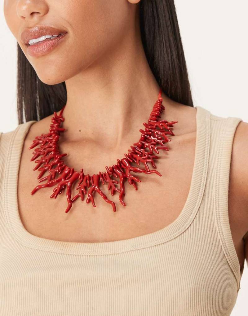 ASOS DESIGN - Limited Edition - Kurze Halskette mit Kordel und großen Kunstkorallen in Rot von ASOS DESIGN