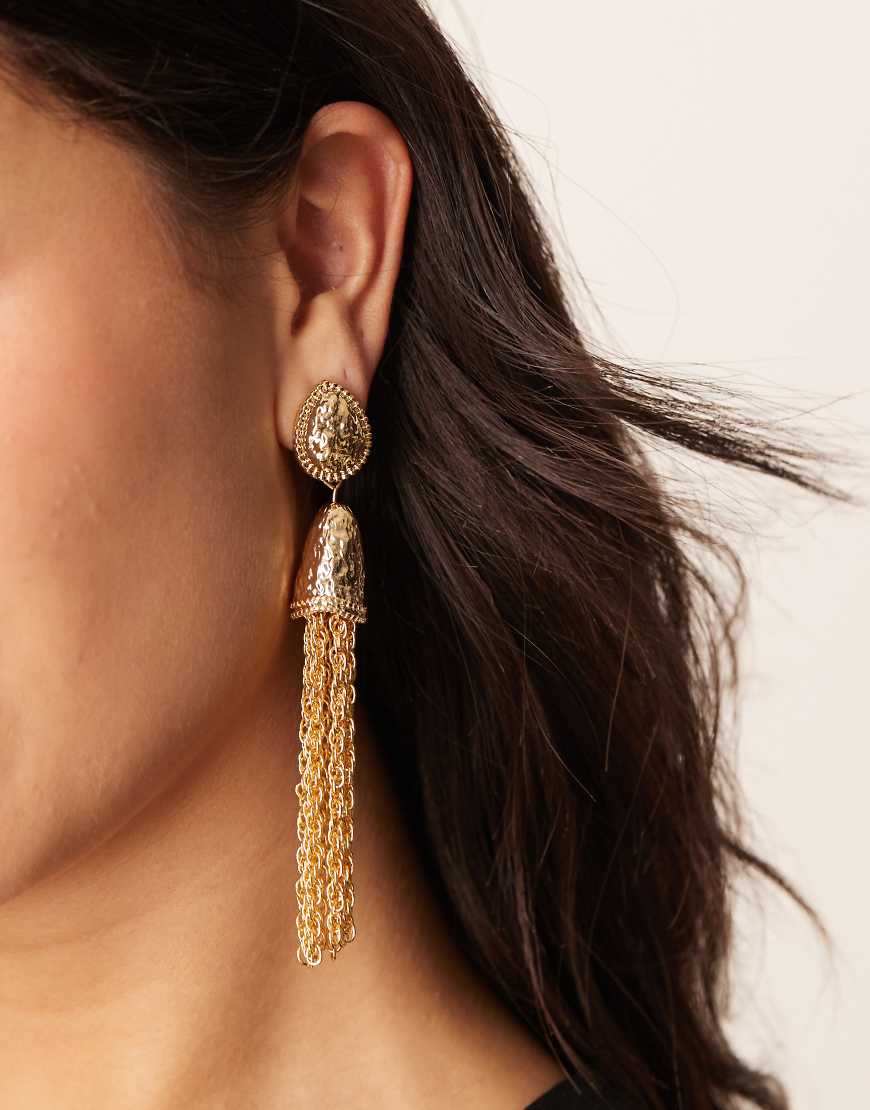 ASOS DESIGN - Limited Edition - Ohrhänger in Goldoptik mit Quasten-Design-Goldfarben ASOS DESIGN - Limited Edition - Ohrhänger in Goldoptik mit Quasten-Design-Goldfarben von ASOS DESIGN