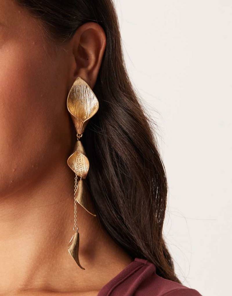 ASOS DESIGN - Limited Edition - Ohrringe in Goldoptik mit floralen Details-Goldfarben von ASOS DESIGN