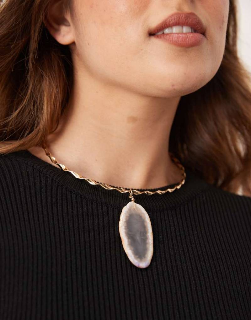 ASOS DESIGN - Limited Edition - Torque - Goldfarbene Choker-Halskette mit Halbedelstein von ASOS DESIGN