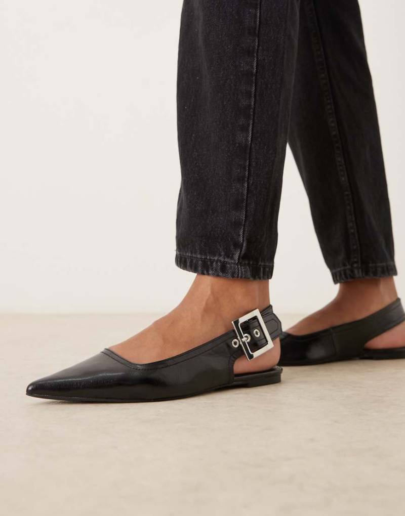 ASOS DESIGN - Linear - Ballerinas in Schwarz mit Fersenriemen und Schnallendetail von ASOS DESIGN