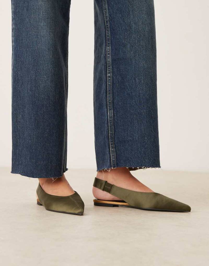 ASOS DESIGN - Linford - Satin-Ballerinas in Grün mit Fersenriemchen von ASOS DESIGN