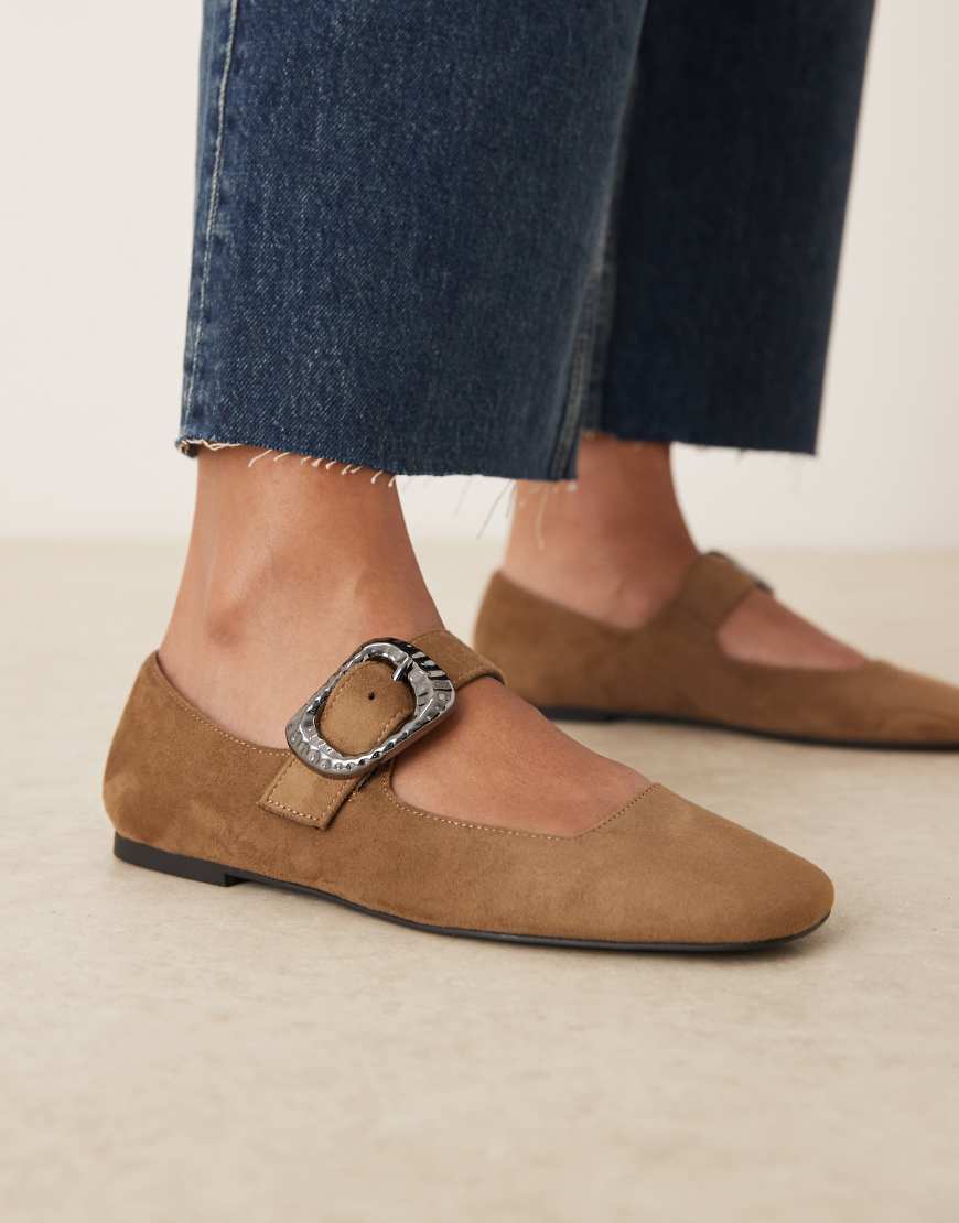 ASOS DESIGN - Linton - Mary-Jane-Ballerinas aus Wildlederimitat in Taupe mit eckiger Zehenpartie-Neutral von ASOS DESIGN