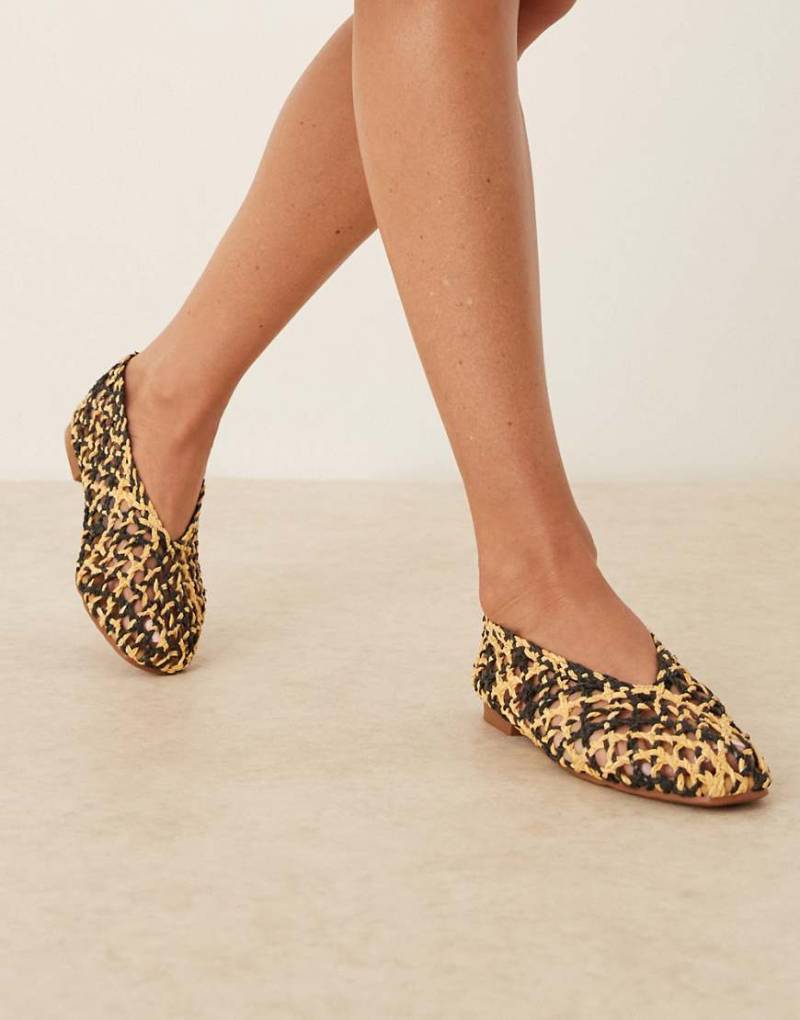 ASOS DESIGN - Linus - Schlichte Ballerinas im schwarzen und naturfarbenen Webdesign-Bunt von ASOS DESIGN