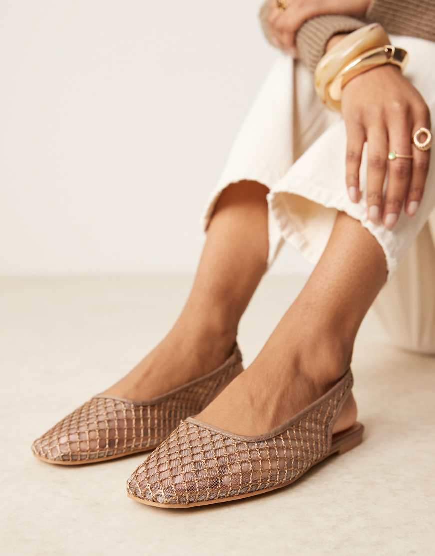 ASOS DESIGN - Lisse - Ballerinas in Taupe mit Flechtmuster, Fersenriemchen und runder Zehenpartie-Braun ASOS DESIGN - Lisse - Ballerinas in Taupe mit Flechtmuster, Fersenriemchen und runder Zehenpartie-Braun von ASOS DESIGN