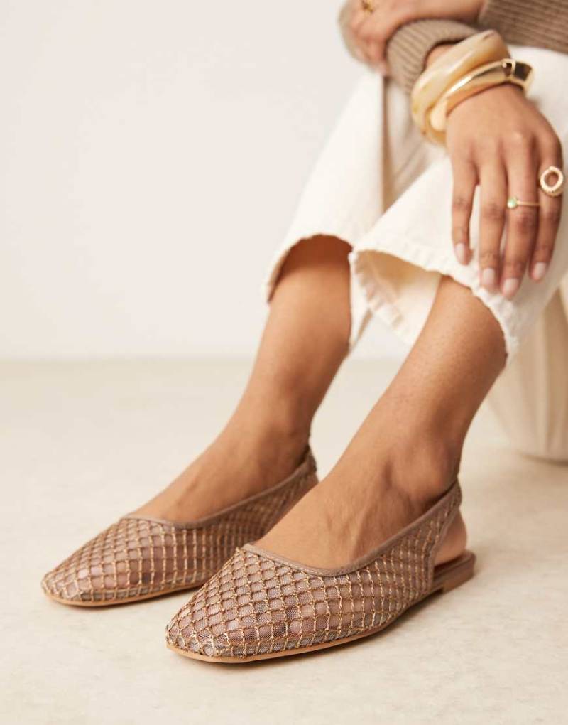 ASOS DESIGN - Lisse - Ballerinas in Taupe mit Flechtmuster, Fersenriemchen und runder Zehenpartie-Braun von ASOS DESIGN