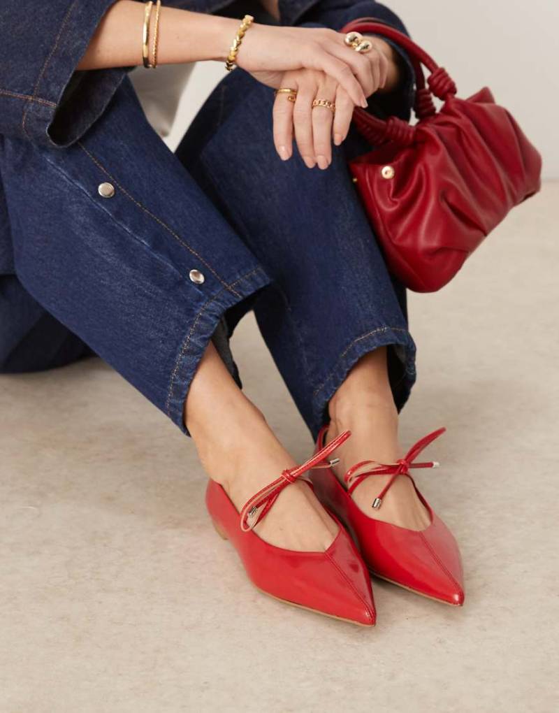 ASOS DESIGN - Lithe - Ballerinas in Rot mit spitzer Zehenpartie und Schuhblatt mit Zierschleife-Weiß von ASOS DESIGN