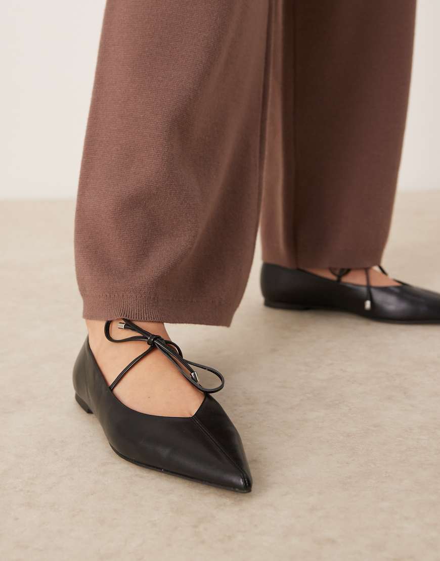 ASOS DESIGN - Lithe - Ballerinas in Schwarz mit spitzer Zehenpartie und Schuhblatt mit Schleife zum Binden ASOS DESIGN - Lithe - Ballerinas in Schwarz mit spitzer Zehenpartie und Schuhblatt mit Schleife zum Binden von ASOS DESIGN