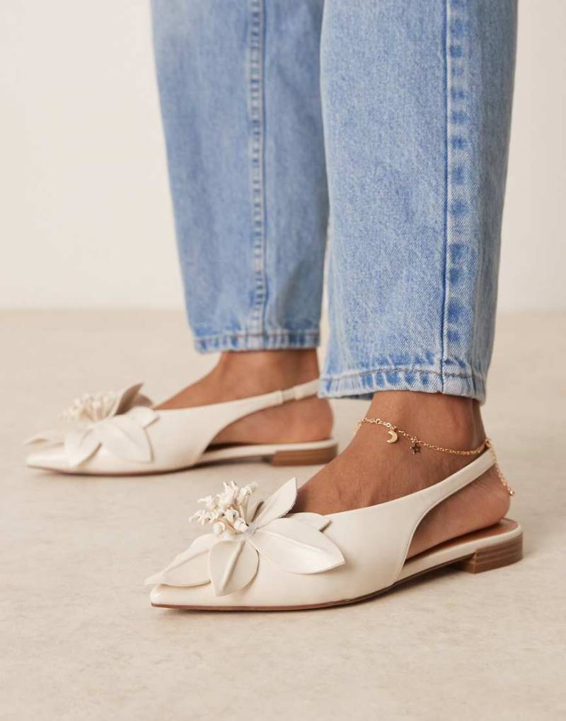 ASOS DESIGN - Livia - Spitze Ballerinas in Wollweiß mit Fersenriemen und Blumenverzierung ASOS DESIGN - Livia - Spitze Ballerinas in Wollweiß mit Fersenriemen und Blumenverzierung von ASOS DESIGN