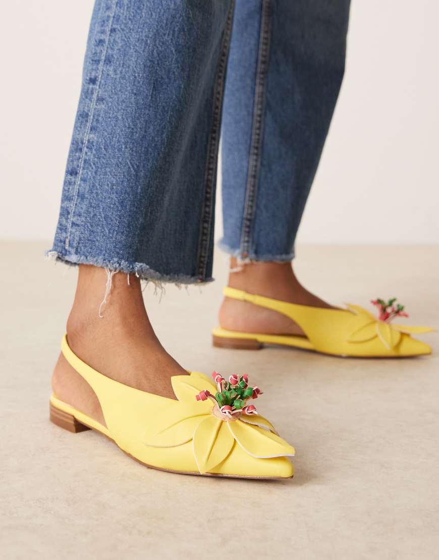 ASOS DESIGN - Livia - Spitze Ballerinas in leuchtendem Gelb mit Fersenriemen und Blumenverzierung von ASOS DESIGN