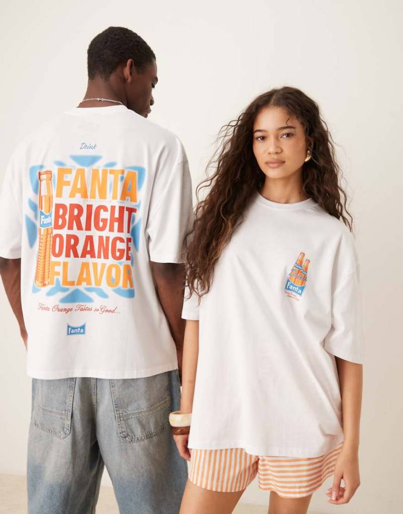 ASOS DESIGN - Lizenziertes Oversize-T-Shirt in Weiß mit „Fanta"-Prints von ASOS DESIGN