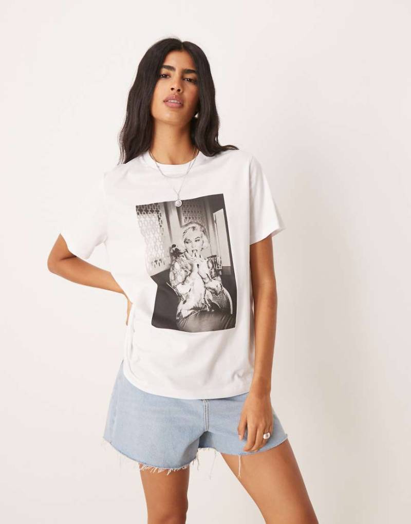 ASOS DESIGN - Lizenziertes Regular-Fit-T-Shirt in Weiß mit „Marilyn Monroe"-Print von ASOS DESIGN