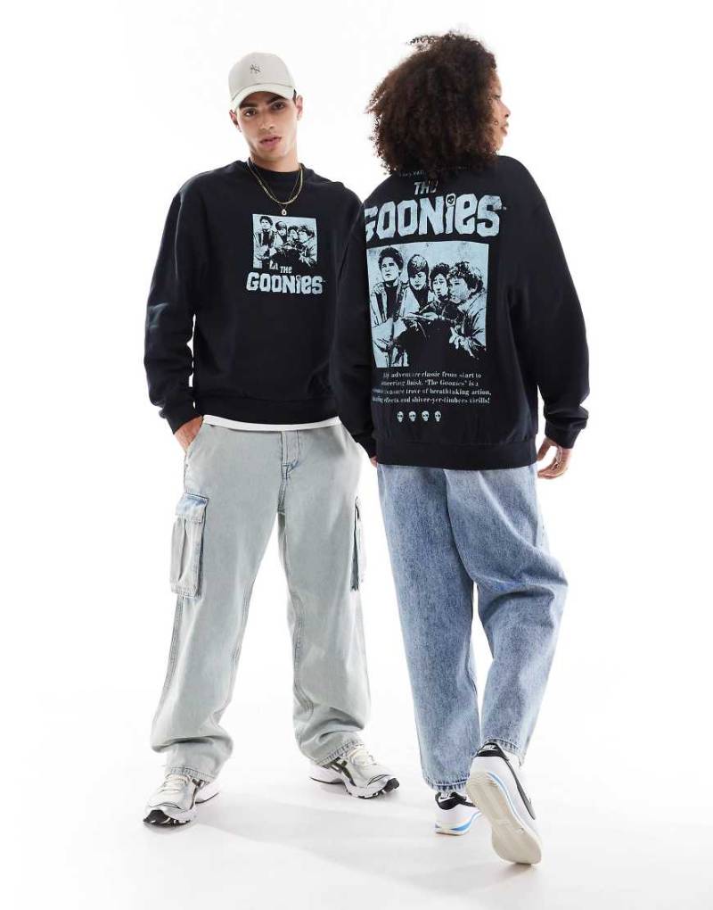 ASOS DESIGN - Lizenziertes Unisex-Sweatshirt in Schwarz mit Oversize-Schnitt und „The Goonies"-Prints von ASOS DESIGN