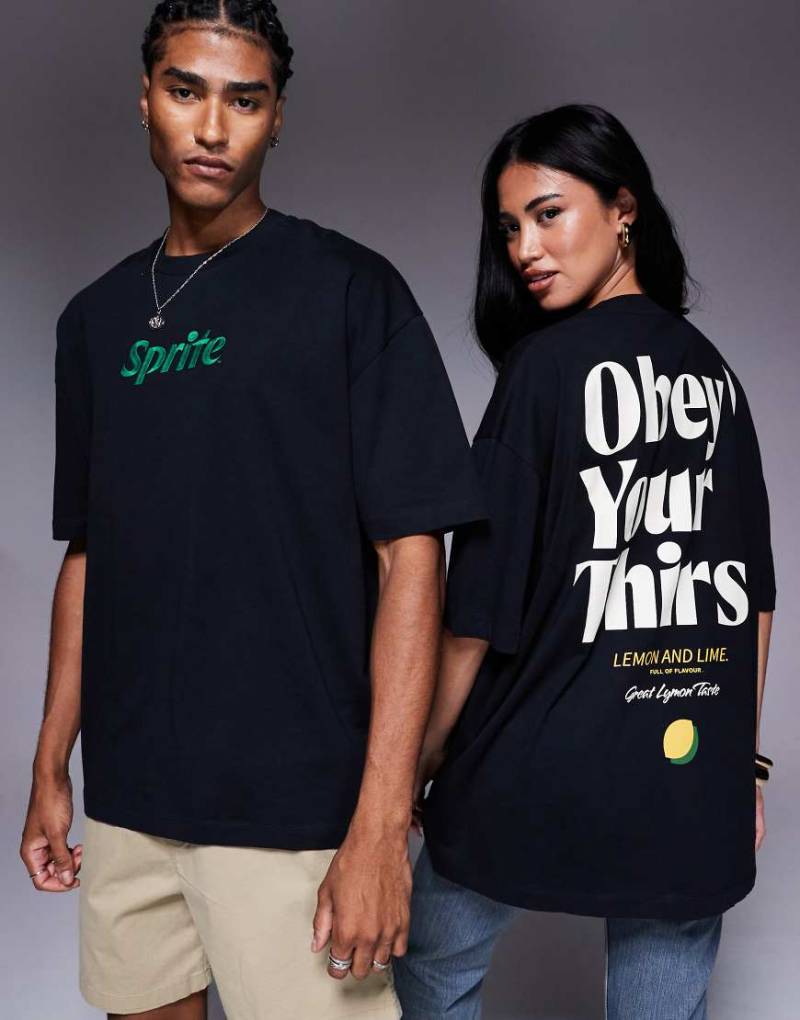 ASOS DESIGN - Lizenziertes Unisex-T-Shirt in Schwarz mit Oversize-Passform und „Sprite"-Prints von ASOS DESIGN