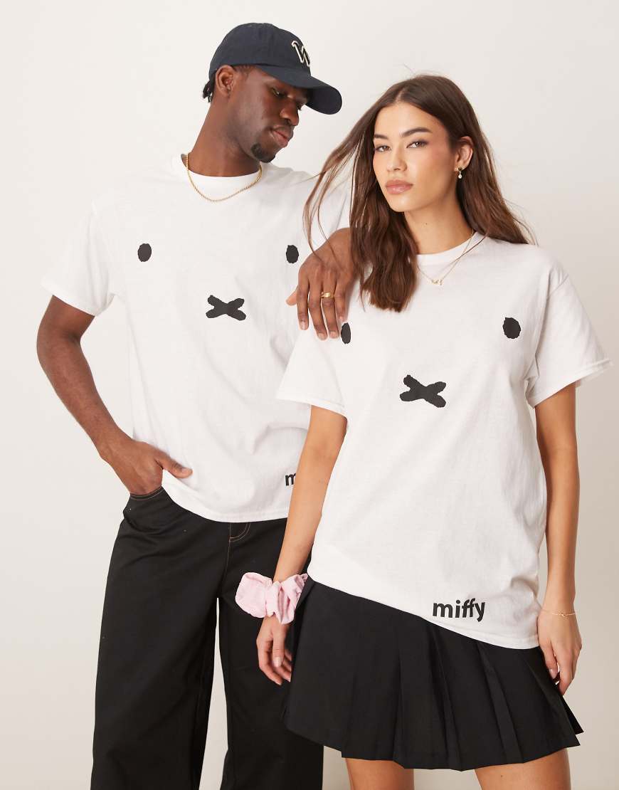 ASOS DESIGN - Lizenziertes Unisex-T-Shirt in Weiß mit Oversize-Schnitt und „Miffy"-Gesichtprints ASOS DESIGN - Lizenziertes Unisex-T-Shirt in Weiß mit Oversize-Schnitt und „Miffy"-Gesichtprints von ASOS DESIGN