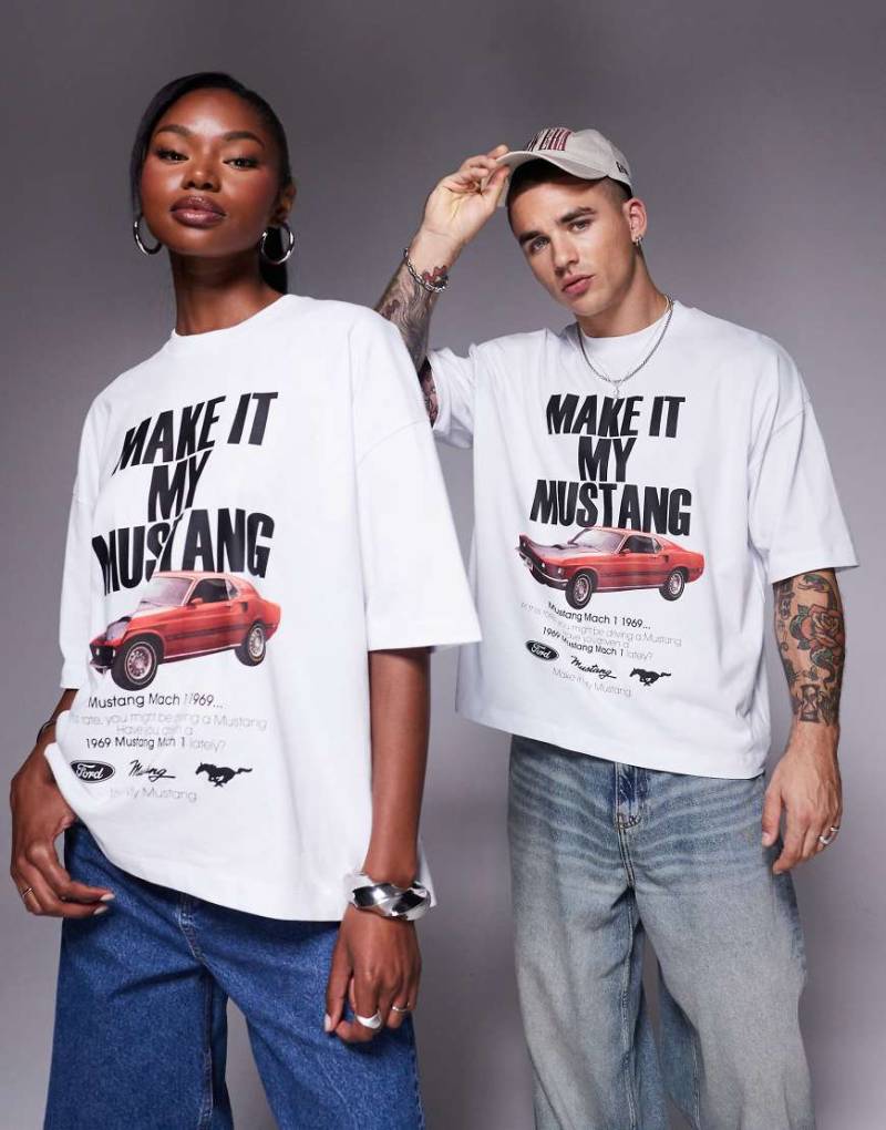 ASOS DESIGN - Lizenziertes Unisex-T-Shirt in Weiß mit kastiger Oversize-Passform und „Ford Mustang"-Sloganprint von ASOS DESIGN
