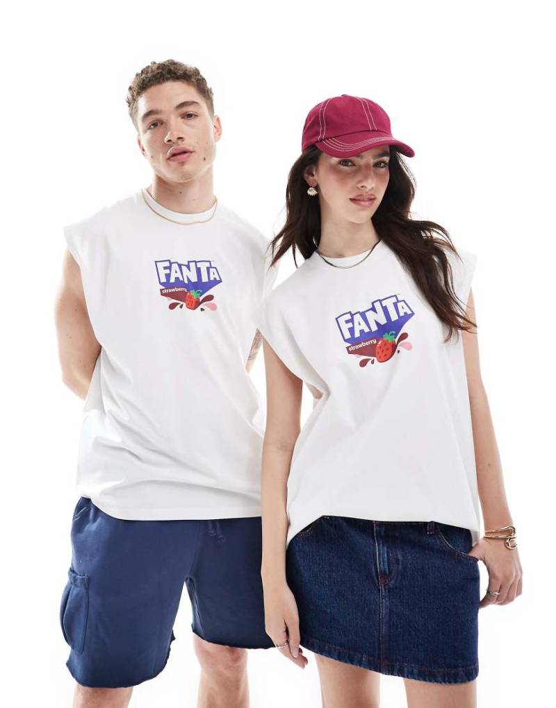 ASOS DESIGN - Lizenziertes Unisex-Trägertop in Weiß mit Oversize-Schnitt und „Fanta Strawberry's and Cream"-Prints von ASOS DESIGN