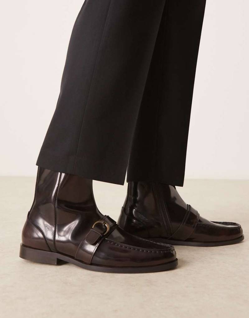 ASOS DESIGN - Loafer-Stiefel aus Leder in Braun mit Riemen von ASOS DESIGN