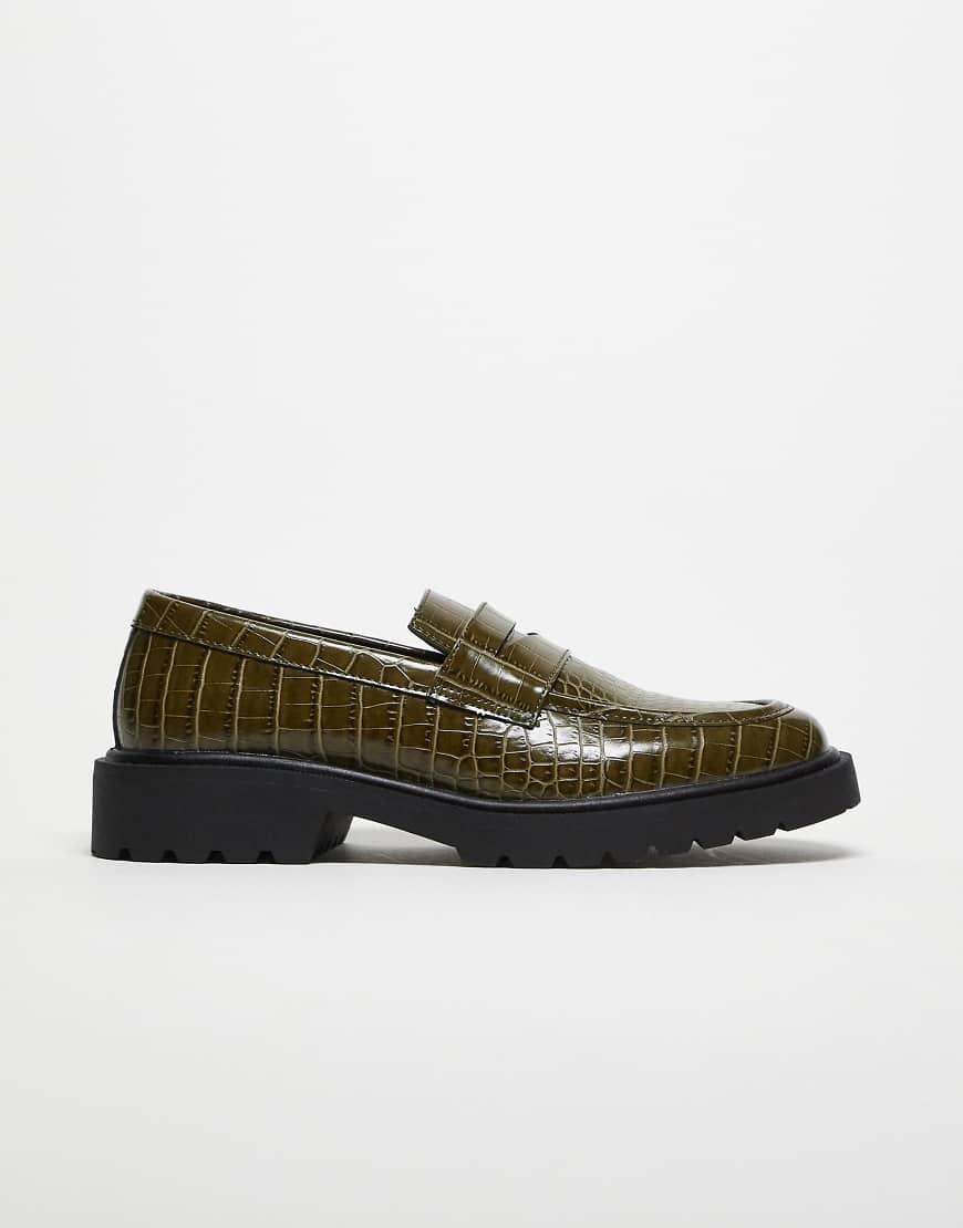 ASOS DESIGN - Loafer aus Kunstleder mit Kroko-Struktur in Grün und schwarzer Profilsohle von ASOS DESIGN
