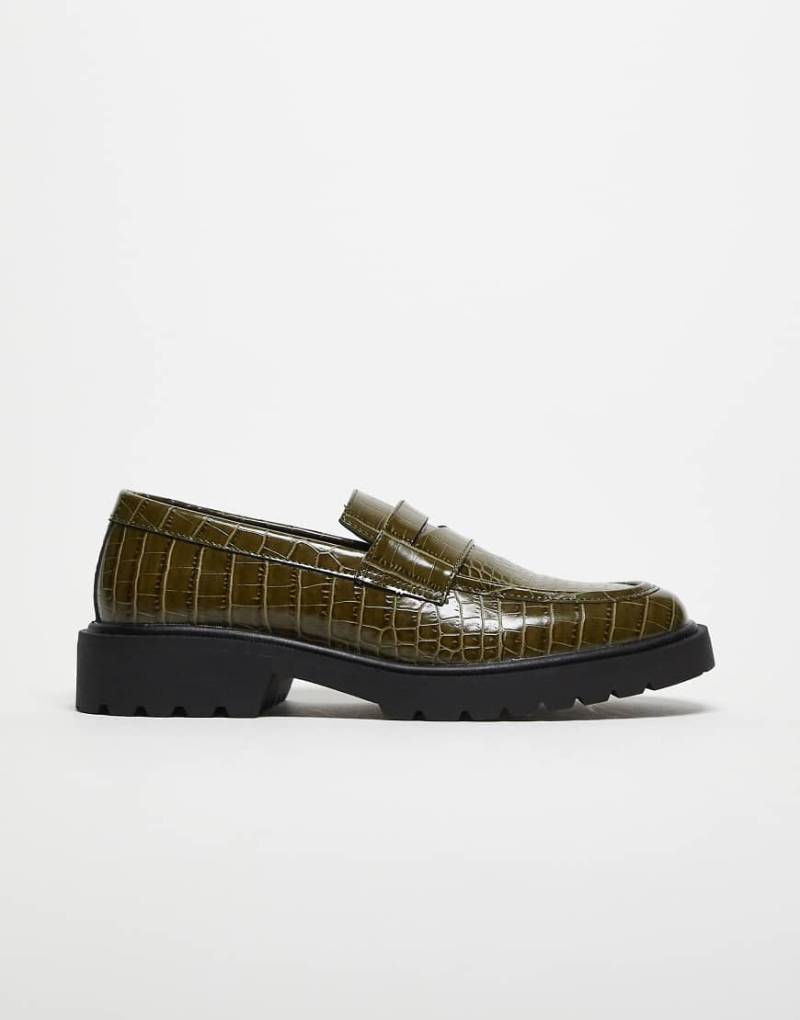 ASOS DESIGN - Loafer aus Kunstleder mit Kroko-Struktur in Grün und schwarzer Profilsohle von ASOS DESIGN