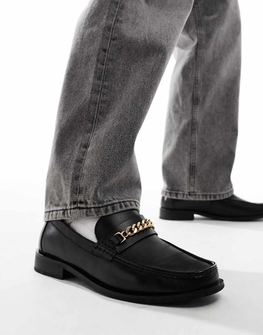 ASOS DESIGN - Loafer aus schwarzem Leder mit eckiger Spitze und goldfarbener Kette von ASOS DESIGN