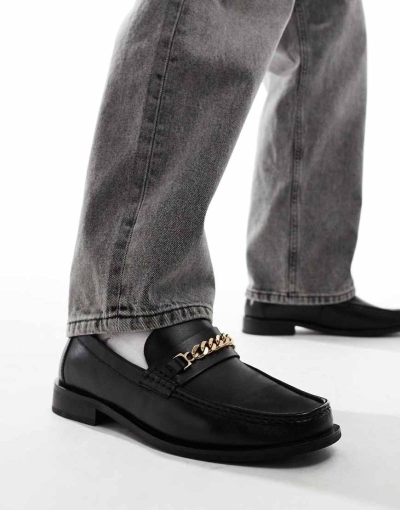 ASOS DESIGN - Loafer aus schwarzem Leder mit eckiger Spitze und goldfarbener Kette von ASOS DESIGN