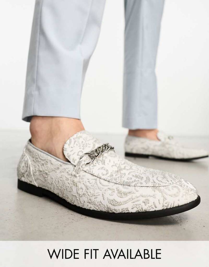 ASOS DESIGN - Loafer aus silberfarbenem Samt mit Kettendetail in Stahlgrau von ASOS DESIGN