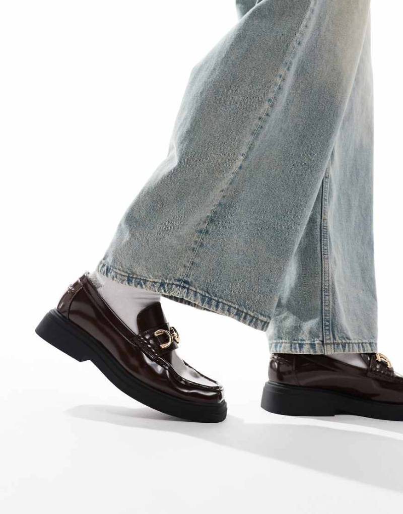 ASOS DESIGN - Loafer in Braun mit eckiger Zehenpartie und Trensendetail von ASOS DESIGN
