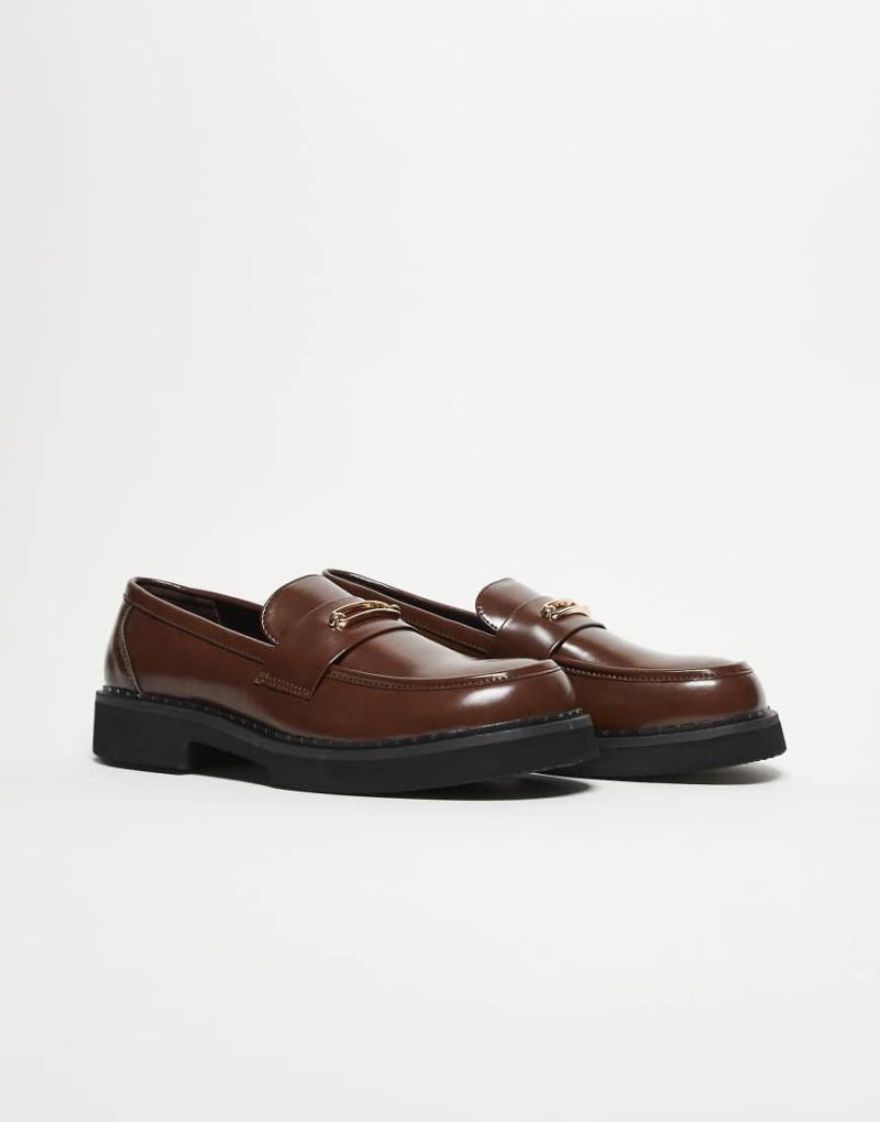 ASOS DESIGN - Loafer in Braun mit goldfarbener Trense von ASOS DESIGN