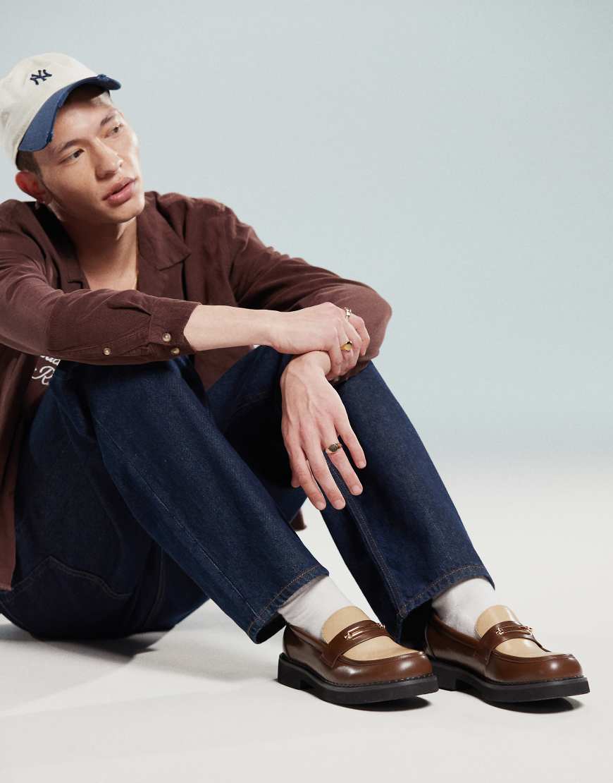 ASOS DESIGN - Loafer in Braun und Beige mit goldfarbener Metallverzierung ASOS DESIGN - Loafer in Braun und Beige mit goldfarbener Metallverzierung von ASOS DESIGN
