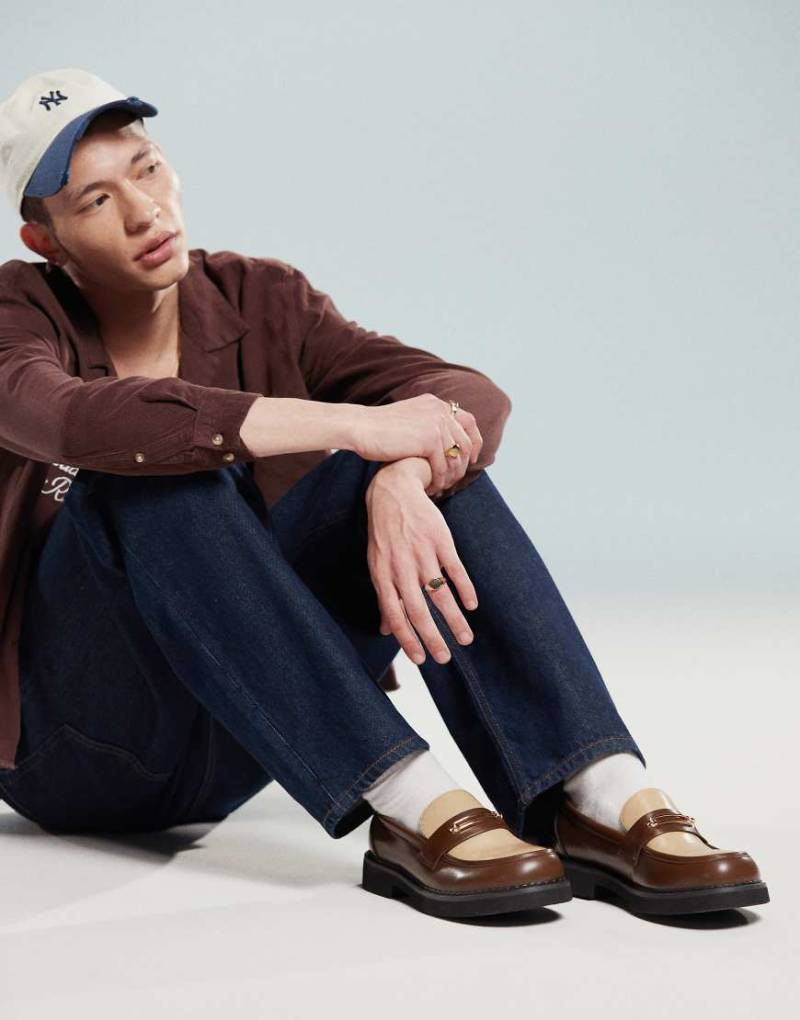ASOS DESIGN - Loafer in Braun und Beige mit goldfarbener Metallverzierung von ASOS DESIGN