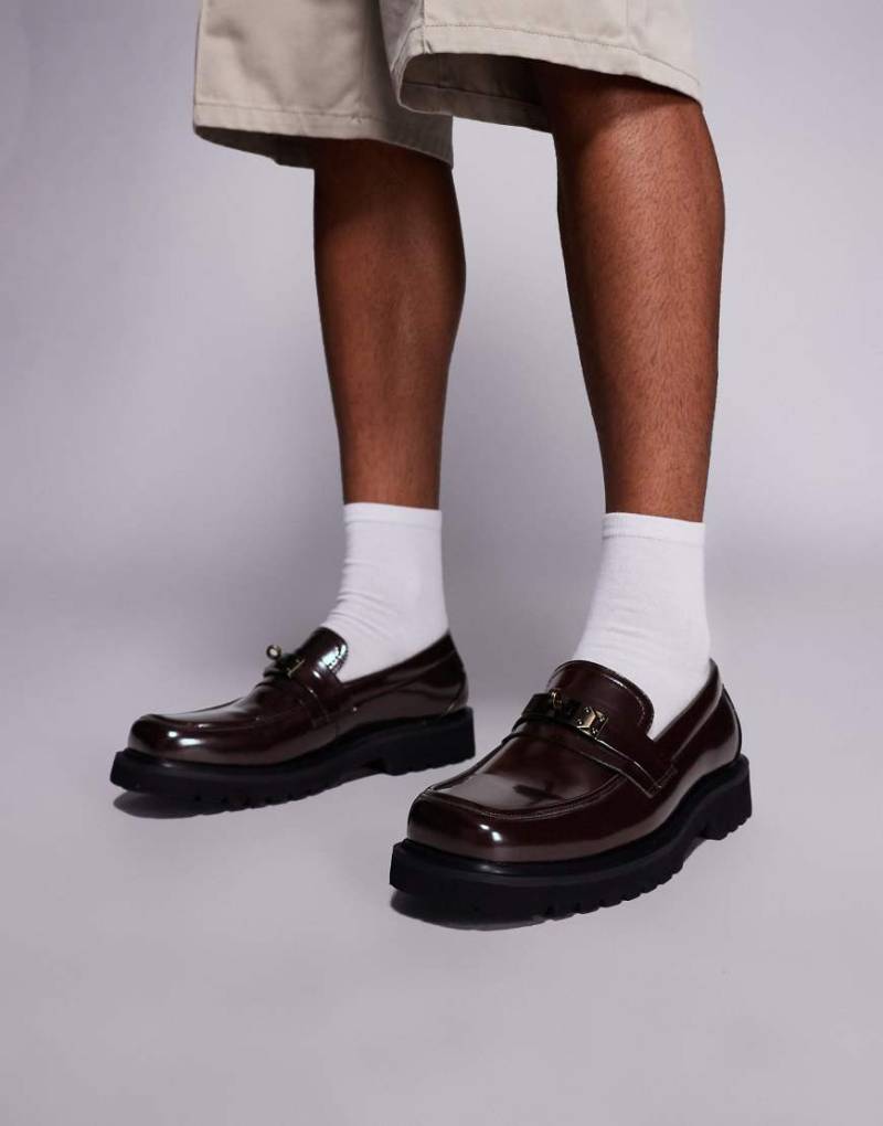 ASOS DESIGN - Loafer in Burgunderrot mit eckiger Zehenpartie von ASOS DESIGN