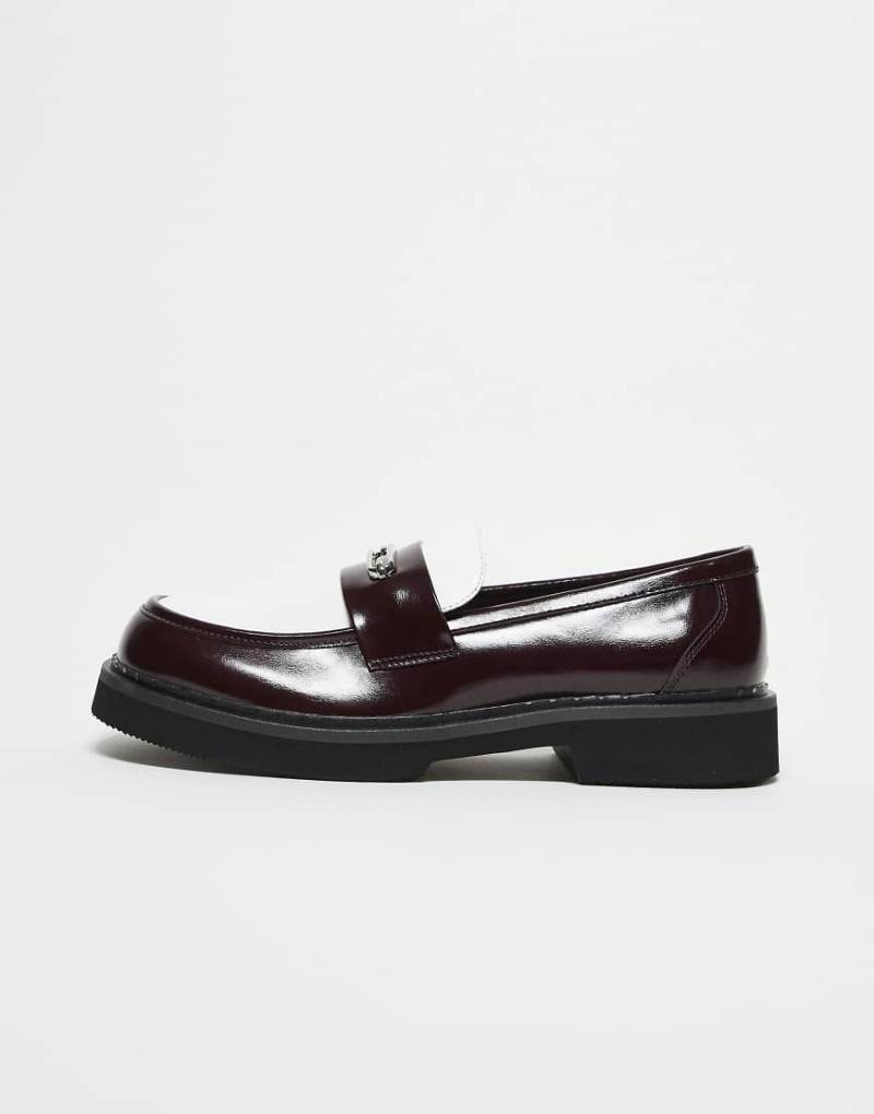 ASOS DESIGN - Loafer in Burgunderrot und Weiß mit silberfarbenen Metall-Akzenten von ASOS DESIGN
