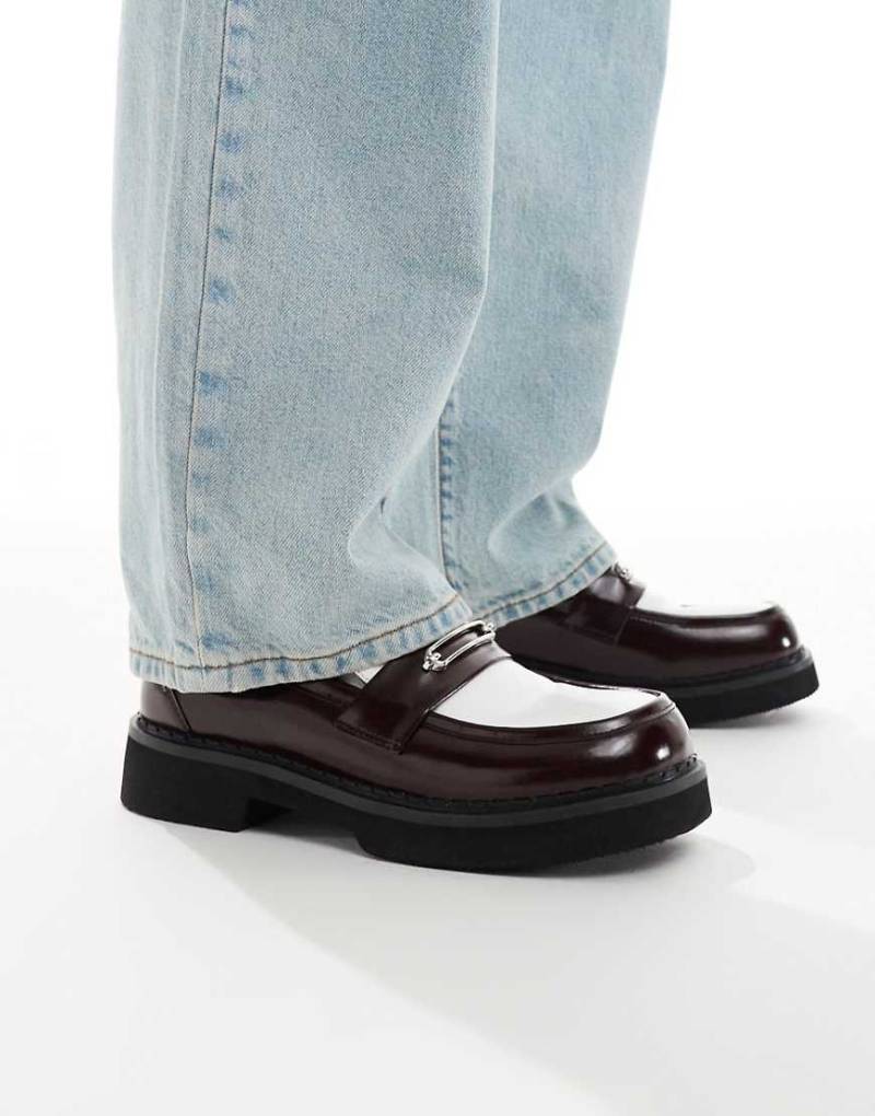 ASOS DESIGN - Loafer in Burgunderrot und Weiß mit silberfarbenen Metall-Akzenten von ASOS DESIGN