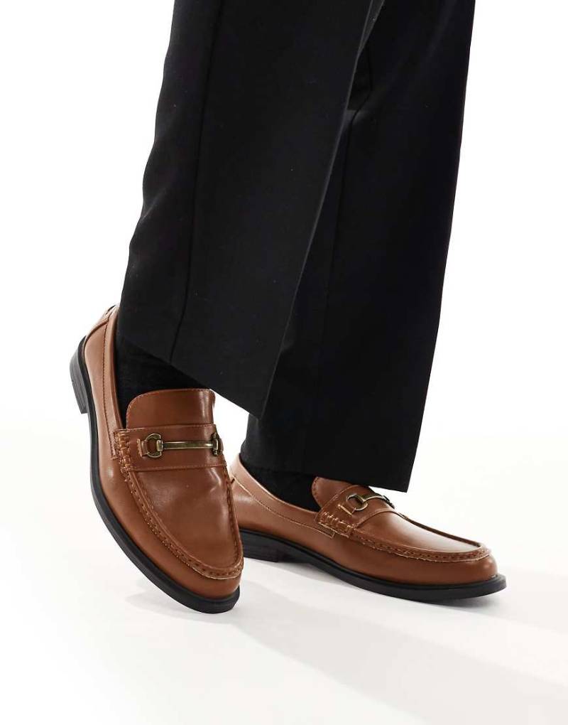 ASOS DESIGN - Loafer in Hellbraun mit Schnalle von ASOS DESIGN