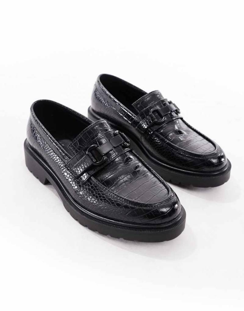 ASOS DESIGN - Loafer in Kroko-Schwarz mit Trensendetail von ASOS DESIGN