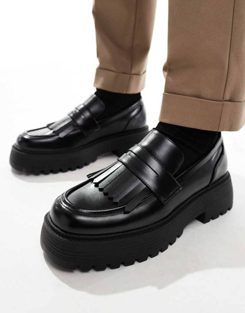 ASOS DESIGN - Loafer in Schwarz mit Fransen und dicker Sohle von ASOS DESIGN