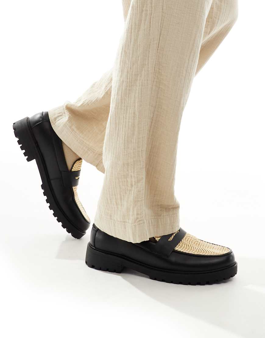 ASOS DESIGN - Loafer in Schwarz mit Web-Detail in Natur-Neutral ASOS DESIGN - Loafer in Schwarz mit Web-Detail in Natur-Neutral von ASOS DESIGN
