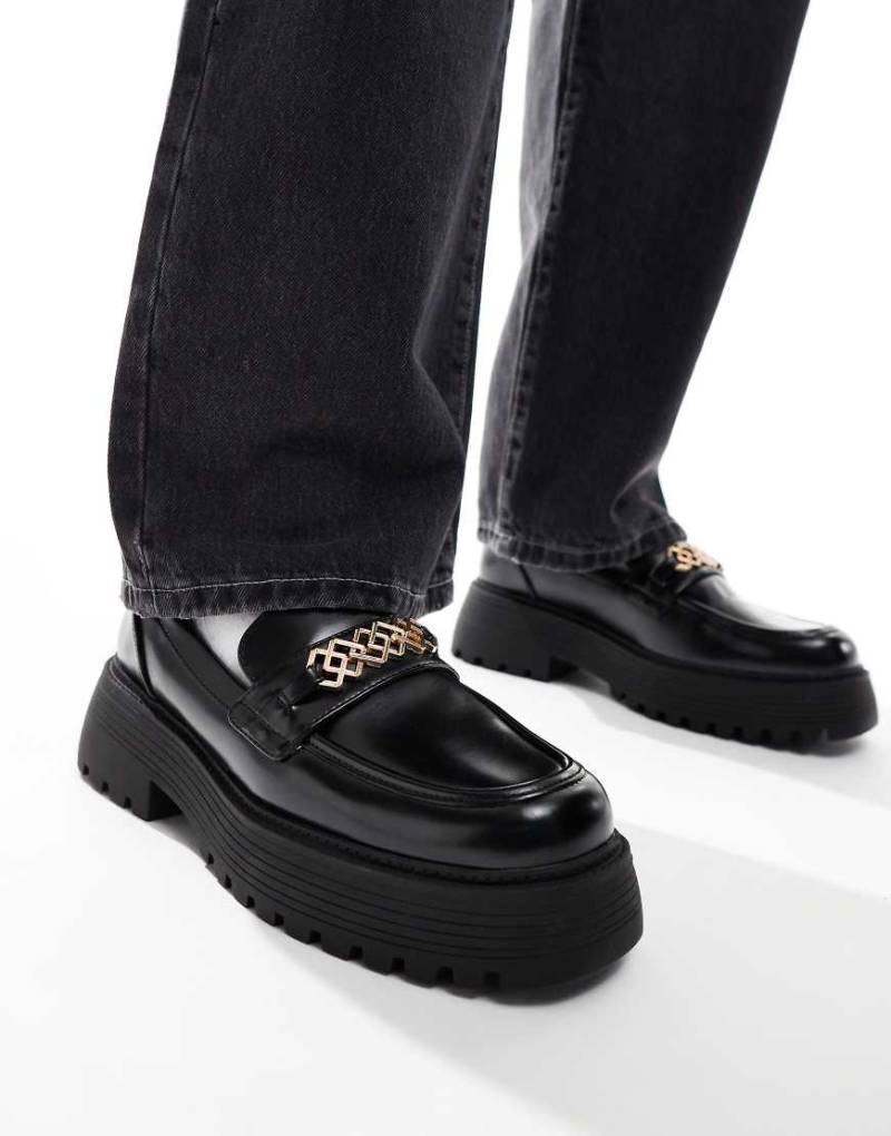 ASOS DESIGN - Loafer in Schwarz mit dicker Sohle und goldfarbenem Trensendetail von ASOS DESIGN