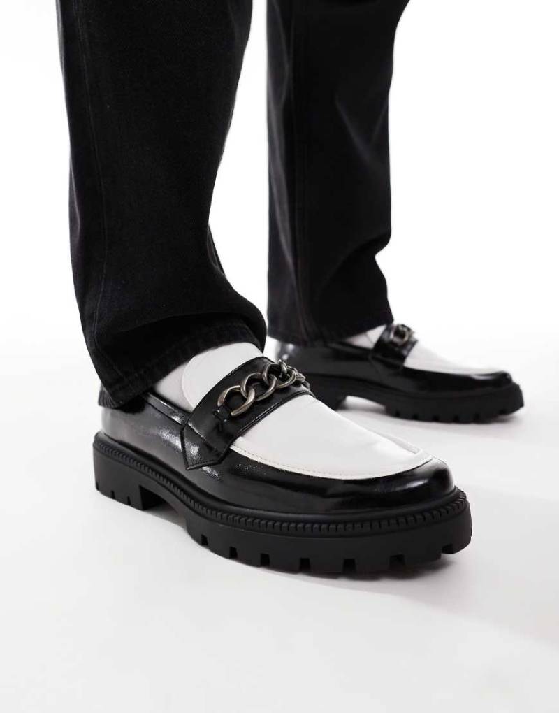 ASOS DESIGN - Loafer in Schwarz mit silberner Kette von ASOS DESIGN