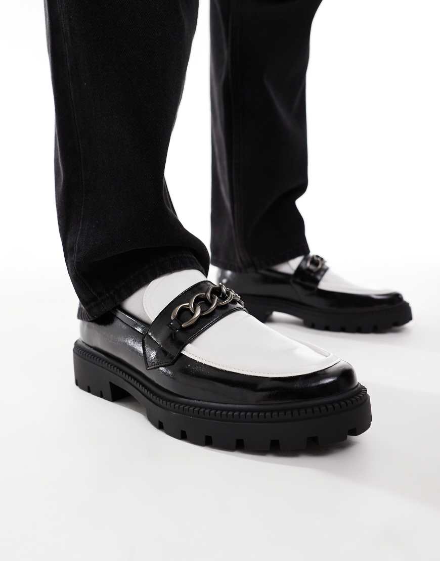 ASOS DESIGN - Loafer in Schwarz mit silberner Kette von ASOS DESIGN