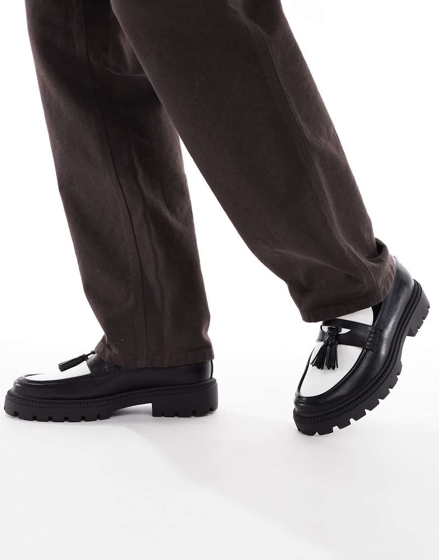 ASOS DESIGN - Loafer in Schwarz und Weiß mit Quasten von ASOS DESIGN